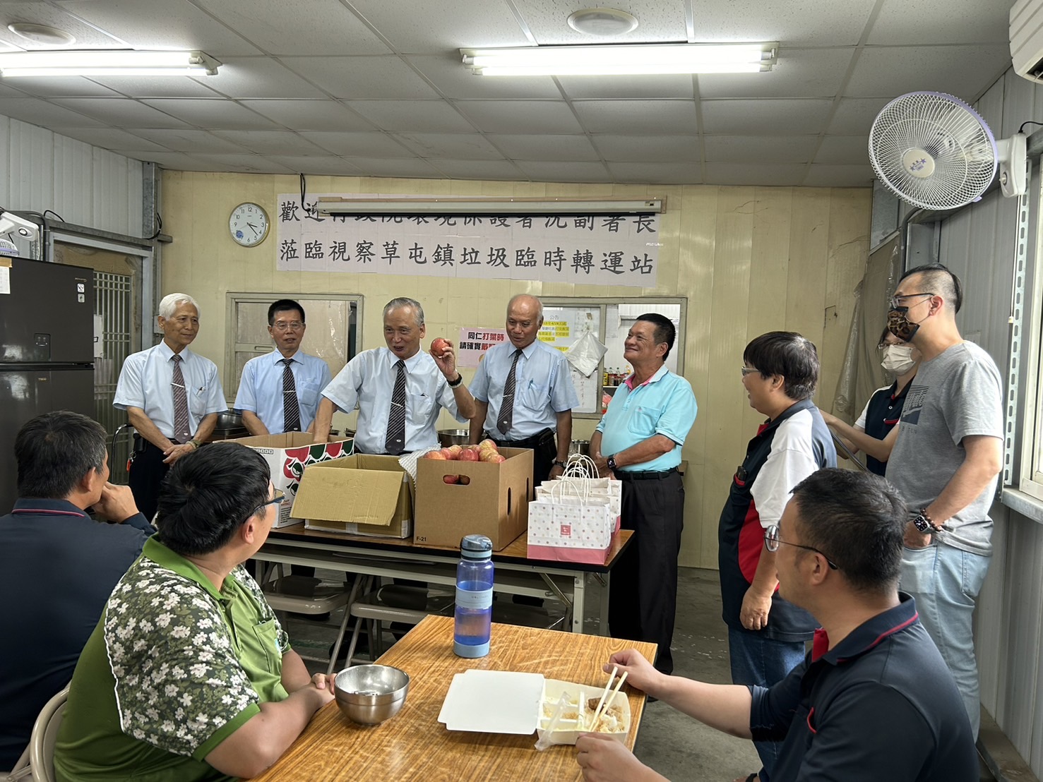 端午佳節送暖，慈濟致贈清潔隊蘋果、素粽，以慰勞清潔隊隊員的辛勞，並提前祝賀端午佳節愉快