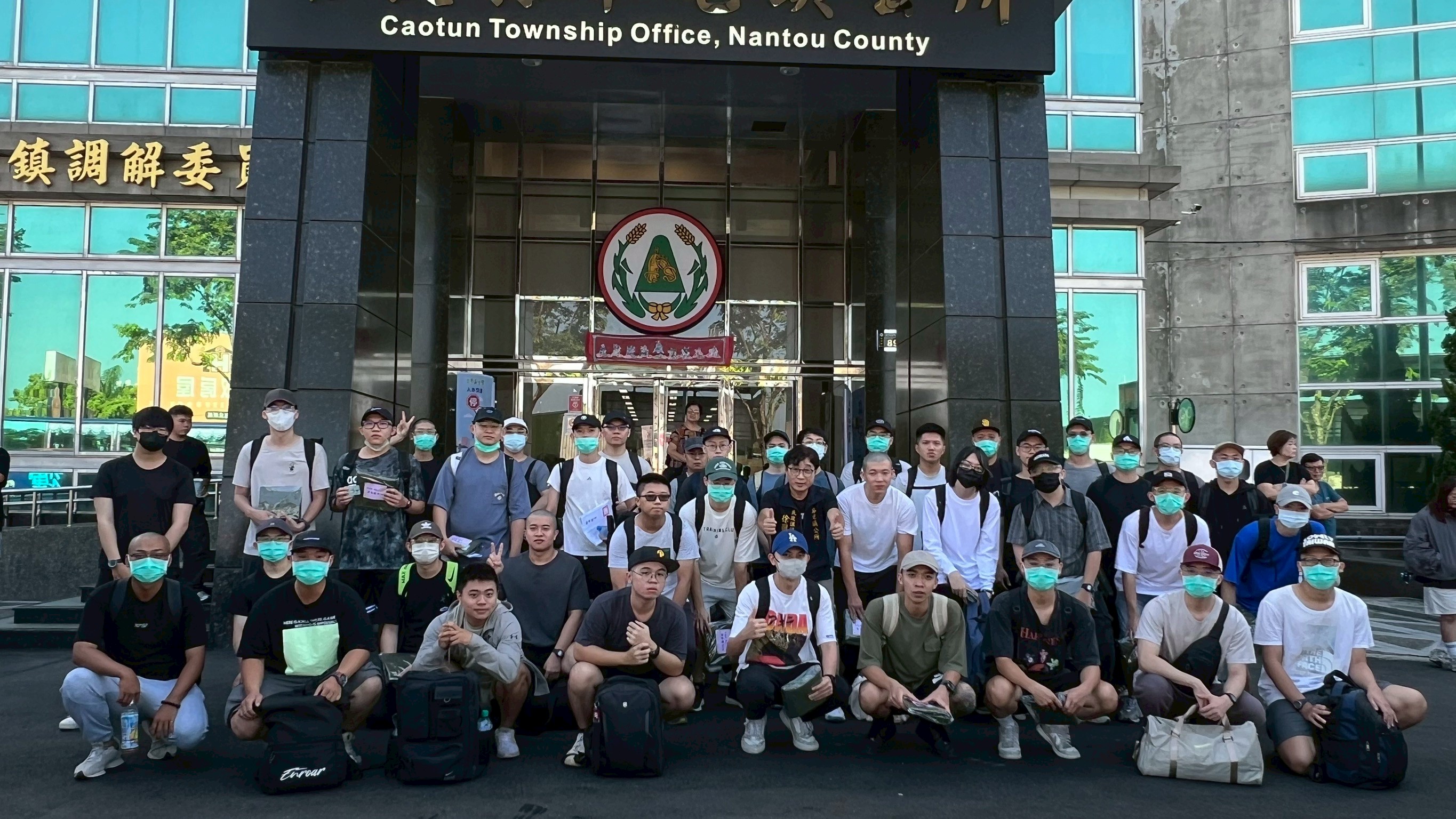 民政課長徐國慶歡送鎮籍役男入伍於114年10月13日陸軍軍事訓練第0243梯至台知義報到共計39人。