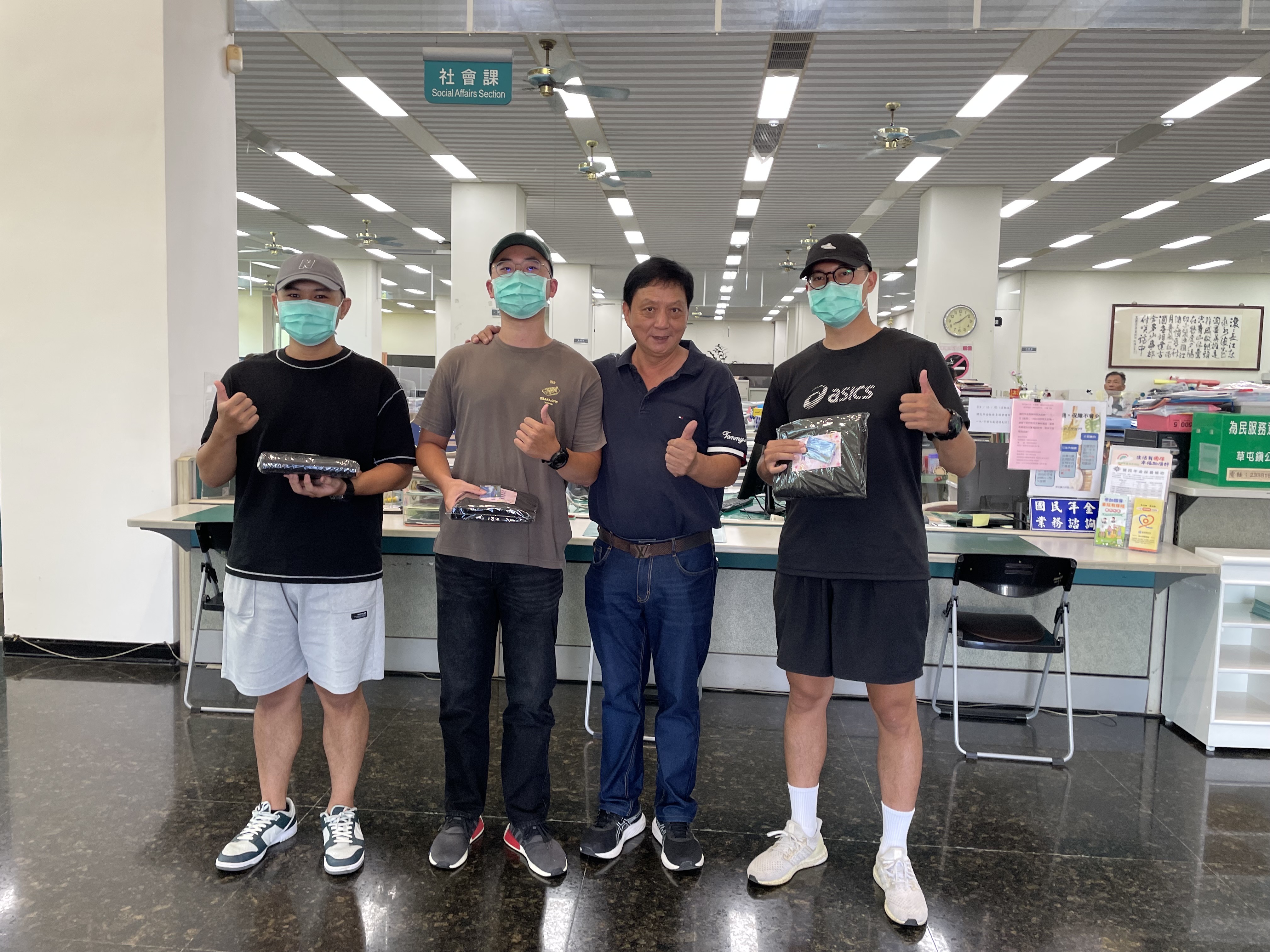 草屯鎮長簡賜勝及民政課長徐國慶於114年10月7日歡送鎮籍役男空軍軍事訓練第113梯前往嘉義中坑報到共計2人。