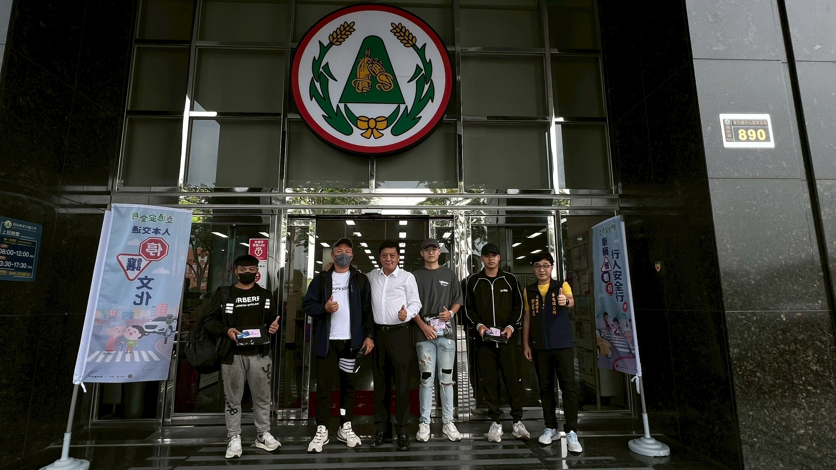 草屯鎮長簡賜勝及民政課長徐國慶歡送鎮籍役男入伍於114年10月28日陸軍第2246梯至台中成功嶺報到共計4人。