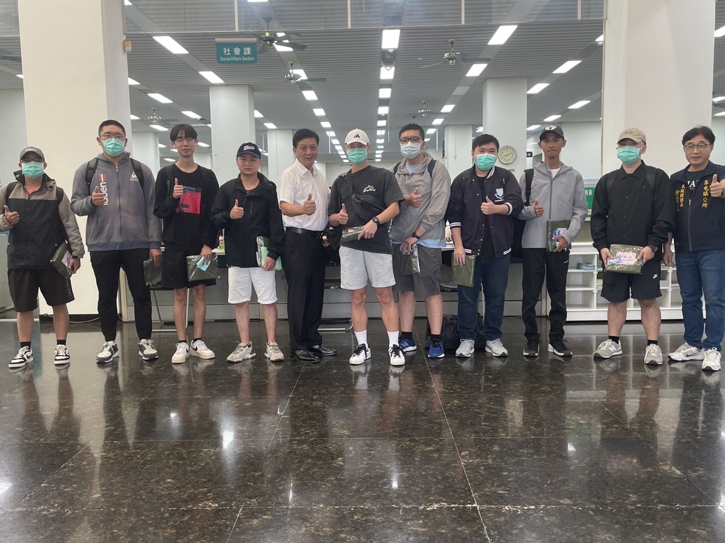 草屯鎮長簡賜勝及民政課長徐國慶歡送鎮籍役男入伍於114年11月10日補充兵第434梯至嘉義精忠報到共計9人。