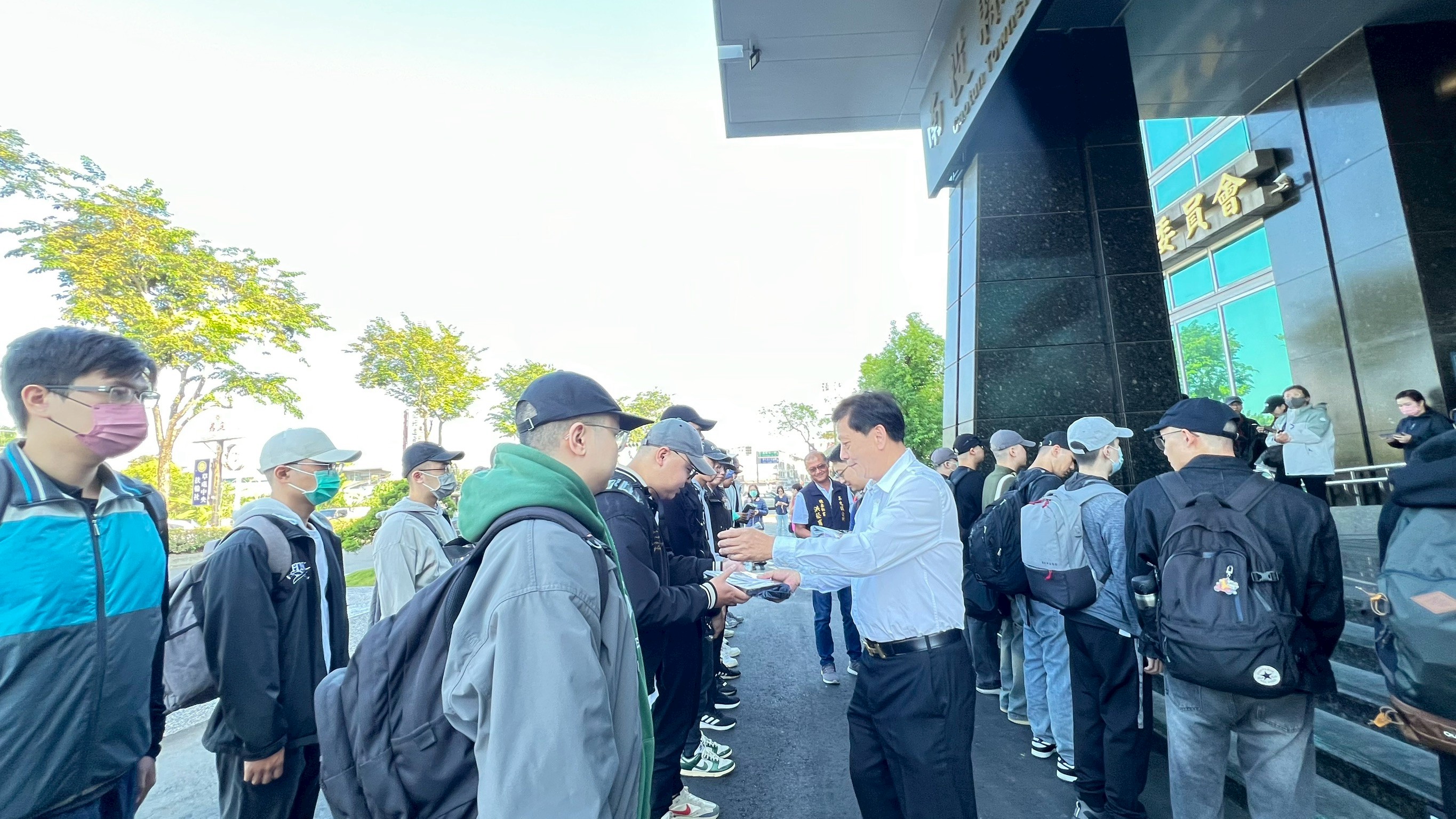 草屯鎮長簡賜勝及調解會秘書李沛融歡送鎮籍役男入伍於114年11月24日陸軍第2246梯及陸軍軍事訓練第0248梯至台中成功嶺報到共計23人。