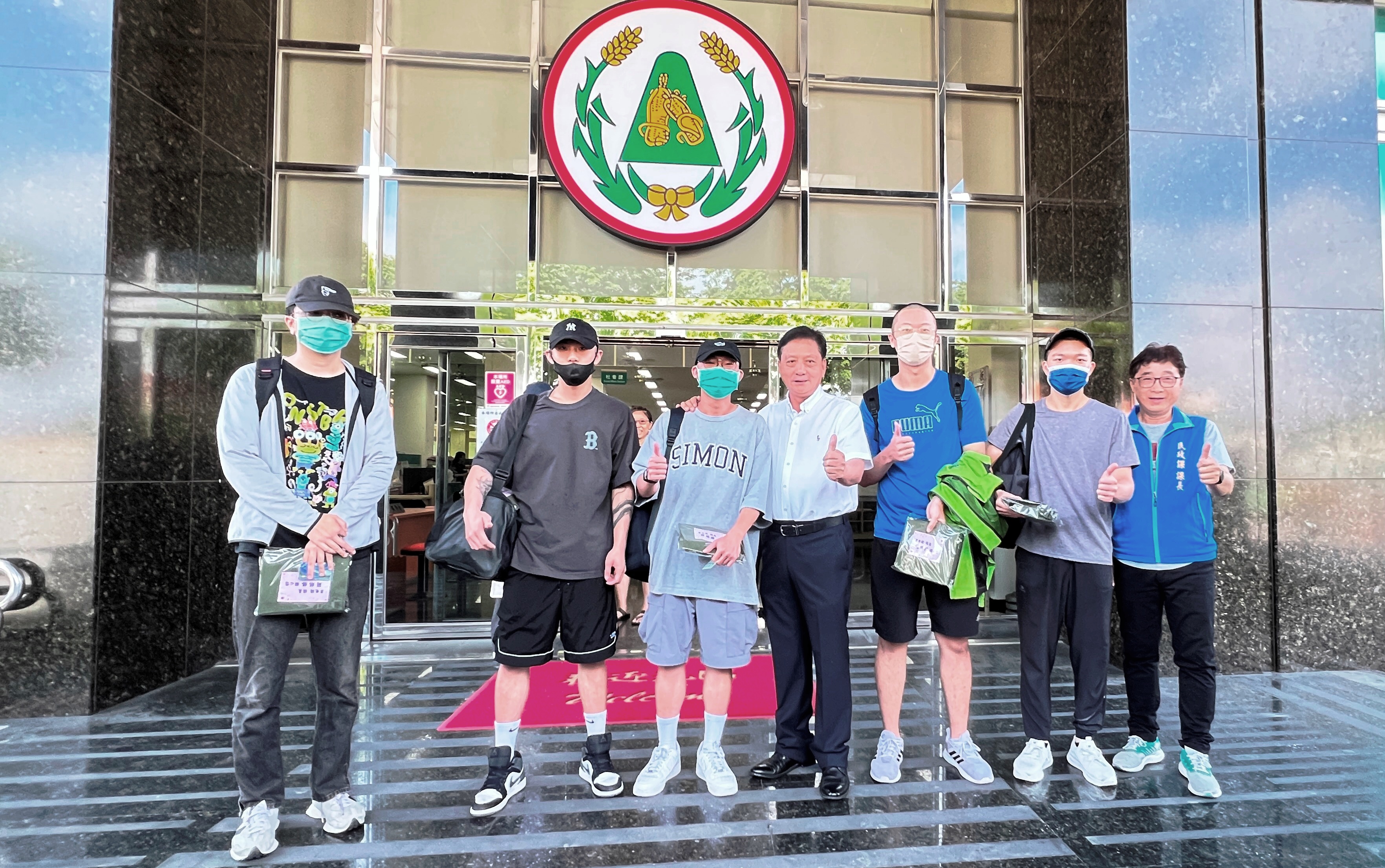 草屯鎮長簡賜勝及民政課長徐國慶於114年5月19日歡送鎮籍役男陸軍軍事訓練第227梯前往台南官田報到共計5人。