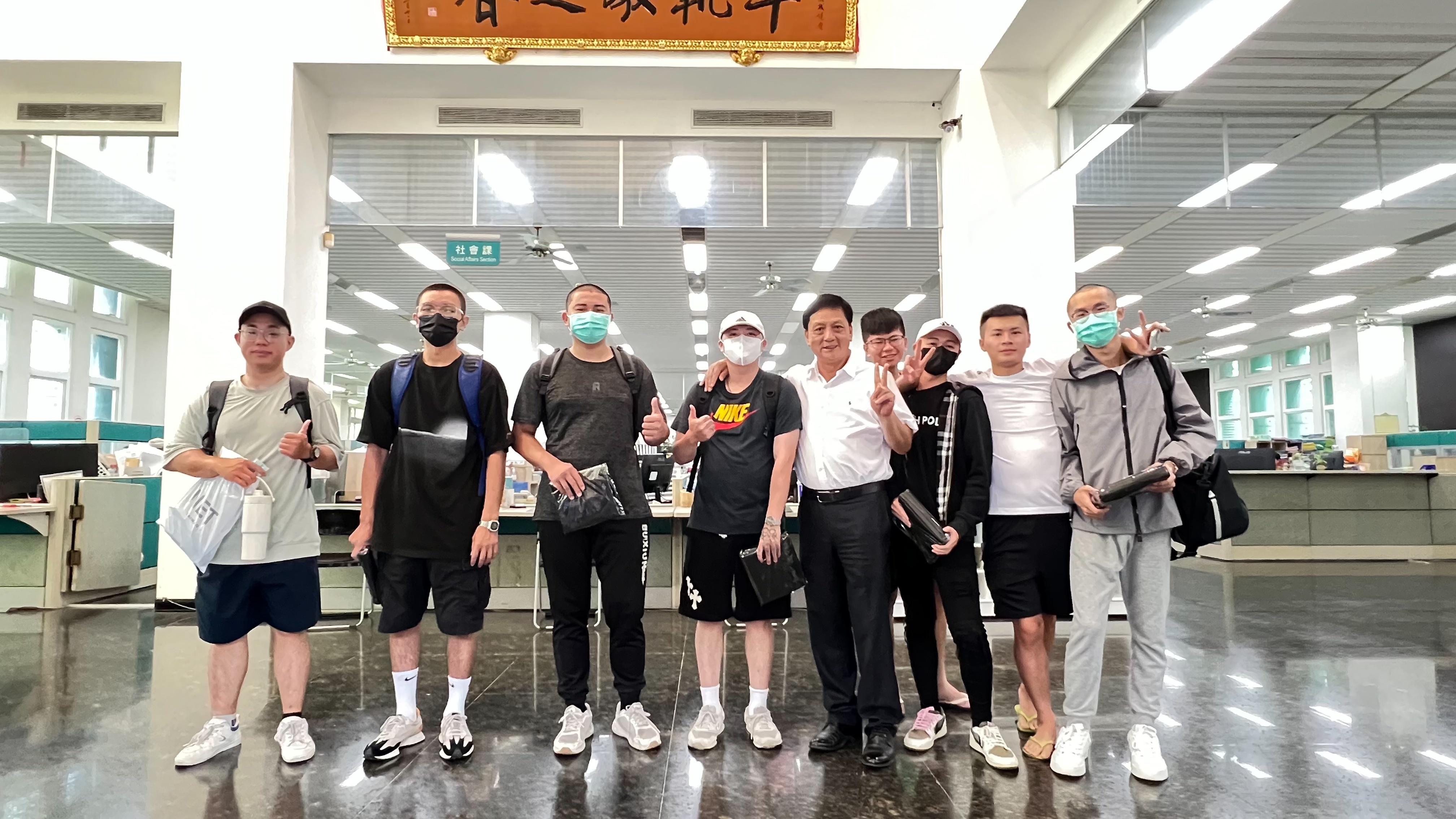 草屯鎮長簡賜勝於114年6月3日歡送鎮籍役男陸軍軍事訓練第229梯前往台中成功嶺報到共計6人。