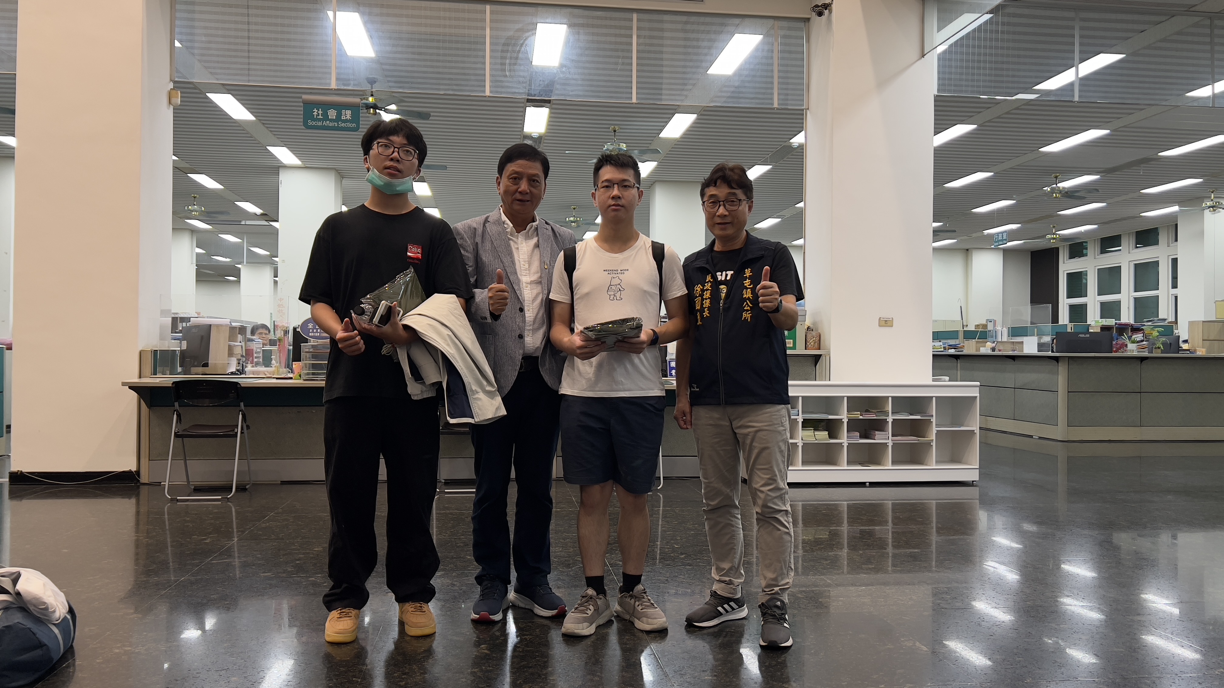 草屯鎮長簡賜勝及民政課長徐國慶於114年7月9日歡送鎮籍役男陸軍分階軍事訓練第232梯前往嘉義中坑報到共計2人。