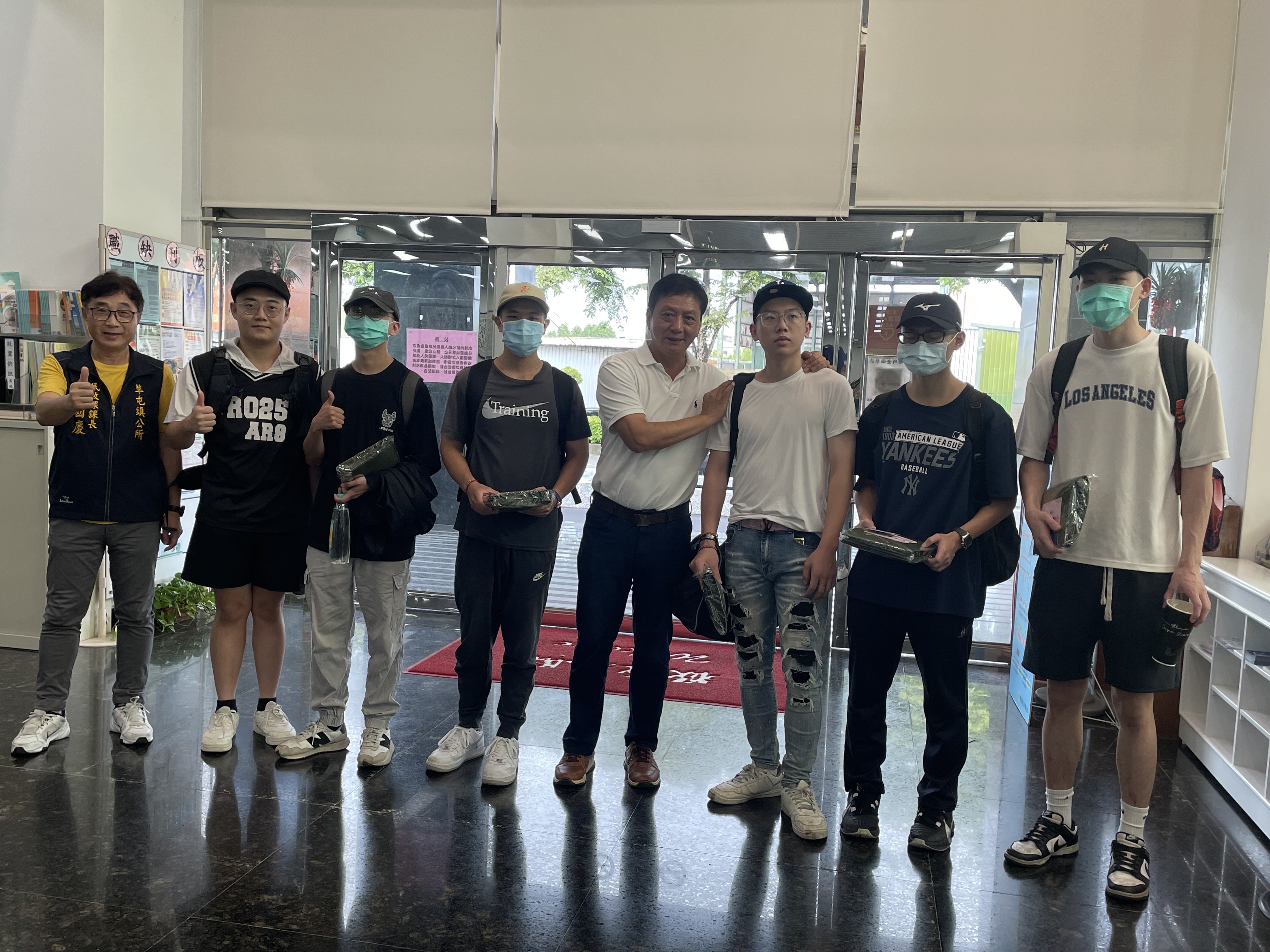 草屯鎮長簡賜勝及民政課長徐國慶歡送鎮籍役男入伍於114年7月21日陸軍第2243梯第233梯至台中成功嶺報到共計6人。