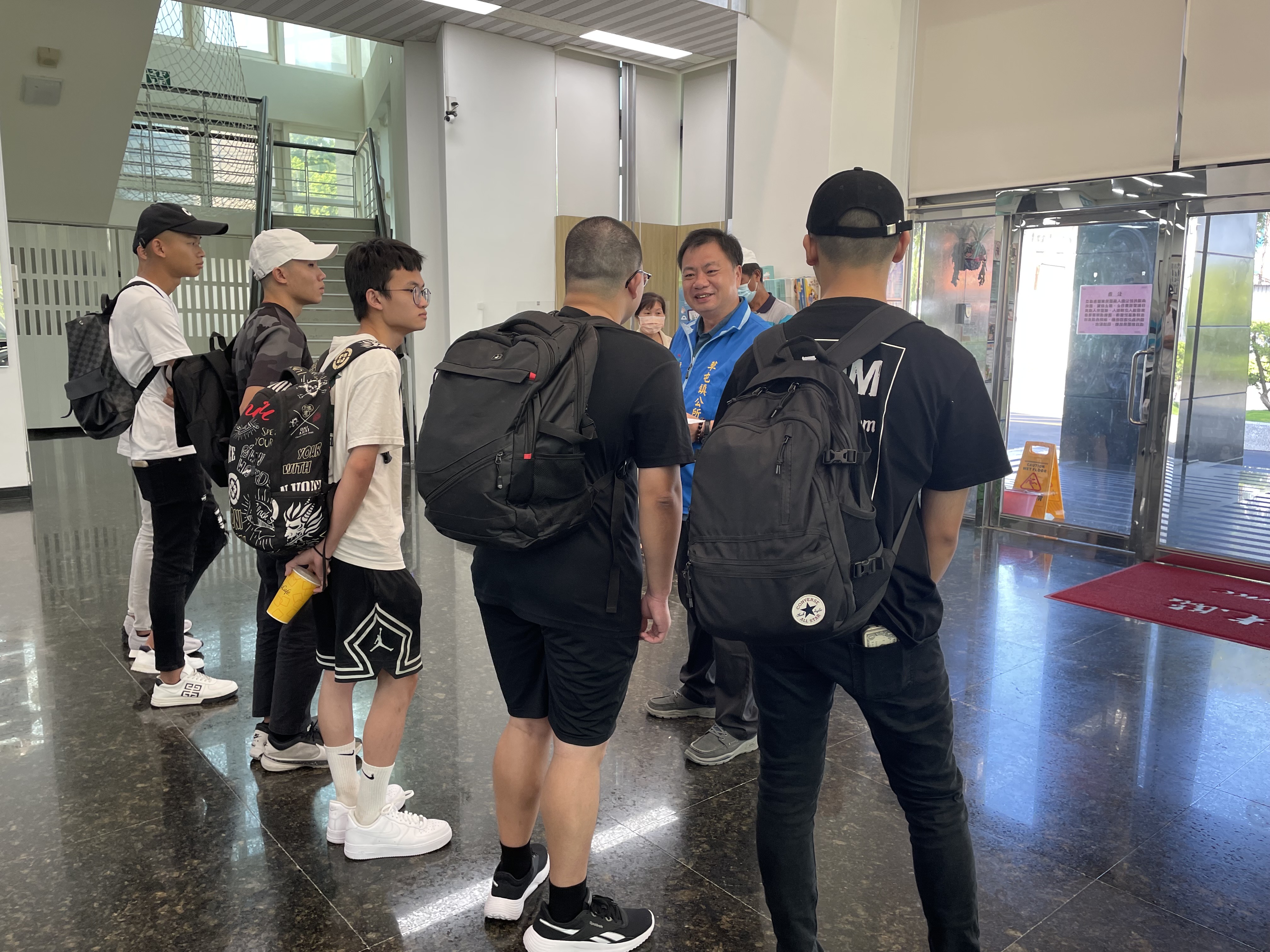 主任秘書許秋金及民政課長徐國慶於114年8月7日歡送鎮籍役男陸軍第2244梯台中成功嶺報到共計6人。