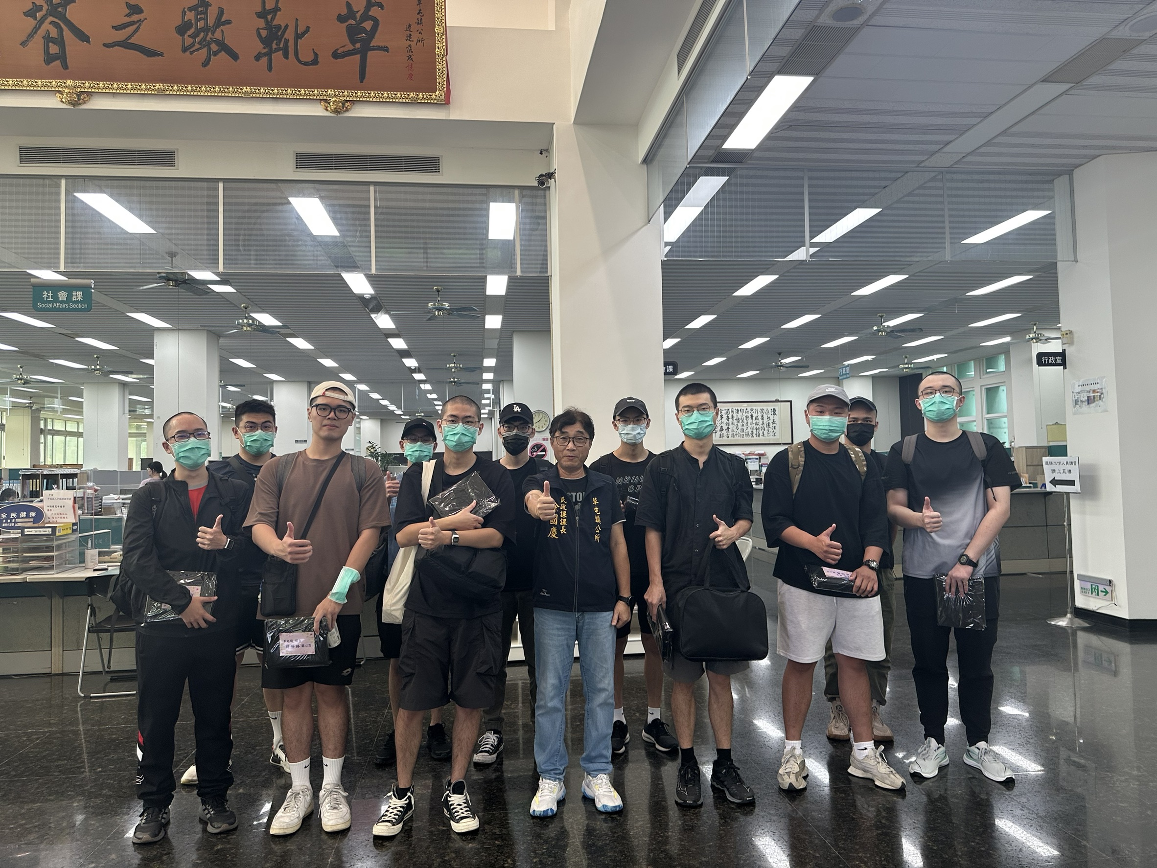 草屯鎮長簡賜勝及民政課長徐國慶歡送鎮籍役男入伍於114年8月7日陸軍軍事訓練第0236梯至嘉義中庄報到共計11人。